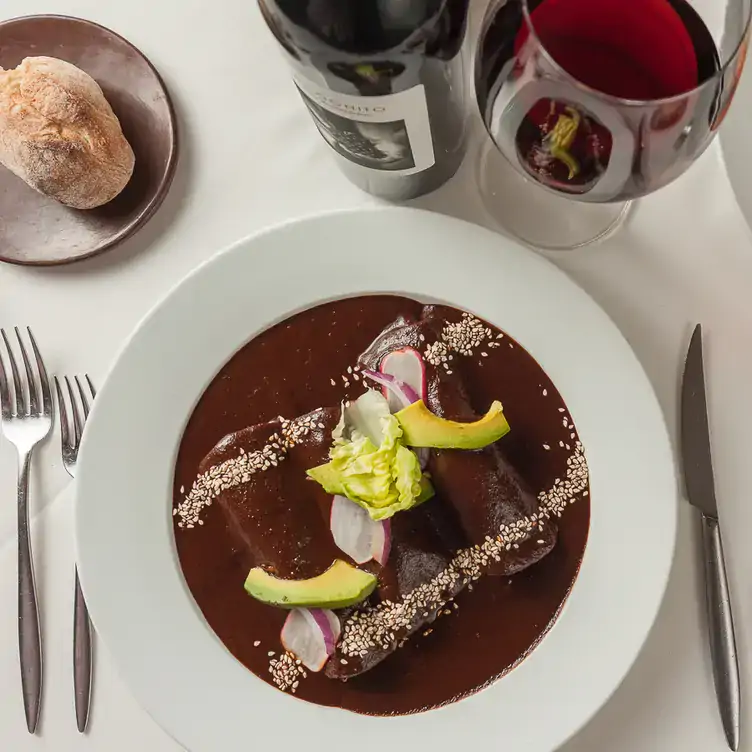 Preparadas con pollo o queso, las enchiladas de mole quedan muy bien con una copa de vino en El Mural de los Poblanos, uno de los mejores restaurantes en Puebla.