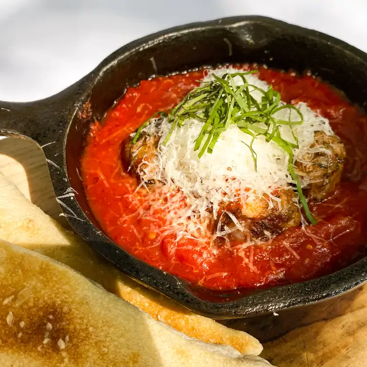 Unas albóndigas en salsa de tomate, queso parmesano y albahaca en Dr. Pizza, uno de los mejores restaurantes de pizzas en CDMX.