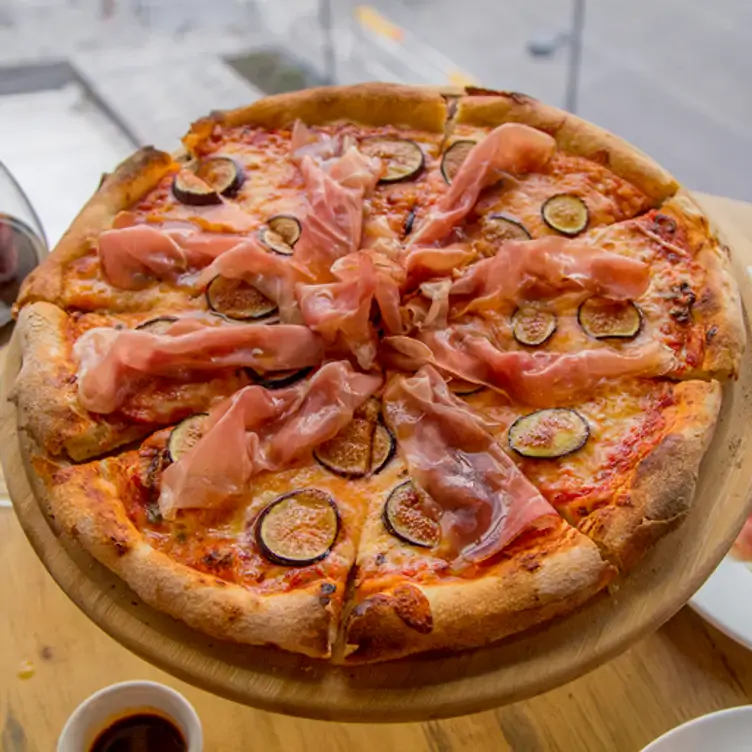 Pizza con prosciutto en Torino - Santa Fe, cuya carta propone las mejores pizzas en CDMX.