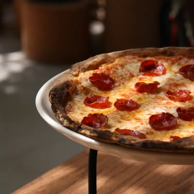 Pizza treinta pepperonis en BAM BAM PIZZA, una de las mejores pizzerías en CDMX.