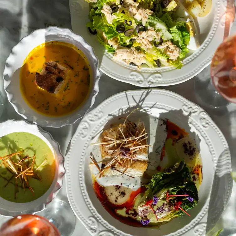 Un platillo horneado con pan y vegetales en Aperitivo, una de las mejores opciones para comer en Mérida.