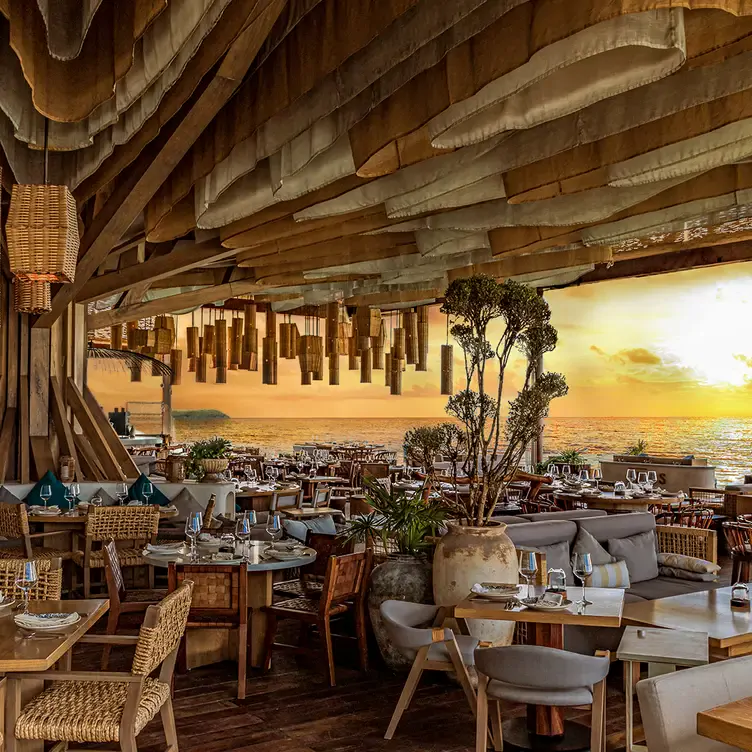 El vanguardista diseño de interiores perfecciona las panorámicas al caer el sol en Ilios Cancún, uno de los mejores restaurantes en Cancún.