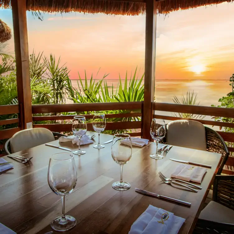 Perfecta para una cita romántica, la rústica terraza de Fred’s lo posiciona como uno de los mejores restaurantes en Cancún.