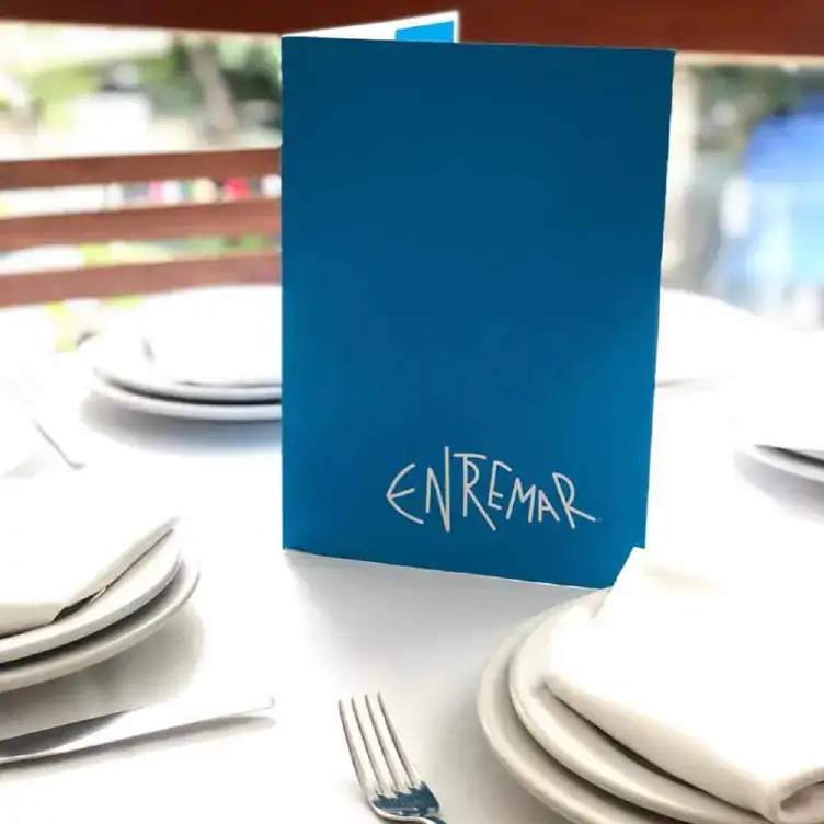 A table with a blue menu at Entremar, one of the best family restaurants in Mexico City.