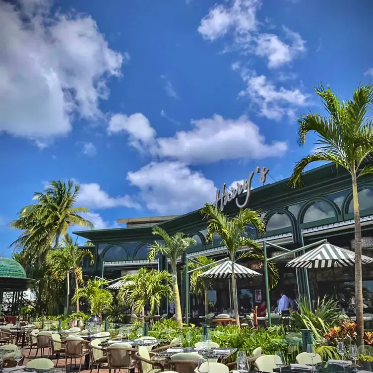 Siente el sol caribeño en alguna de las mesas de la terraza de Harry’s Prime Steakhouse & Raw Bar, uno de los mejores restaurantes en Cancún.