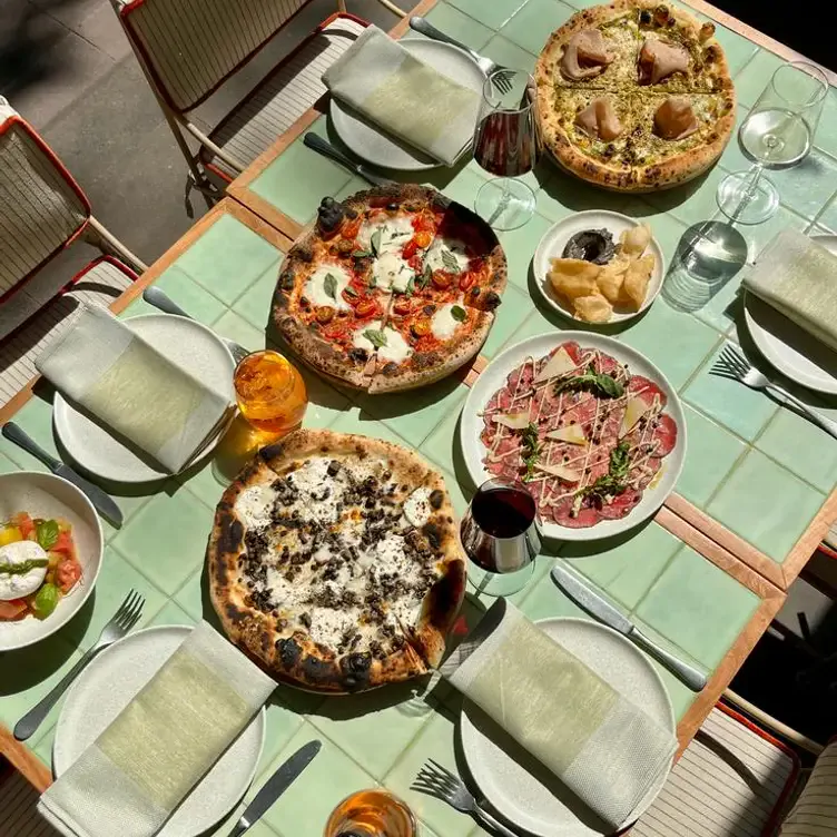 Variadas opciones de entradas y pizzas en Osteria Mattea, uno de los mejores restaurantes de pizzas en CDMX.