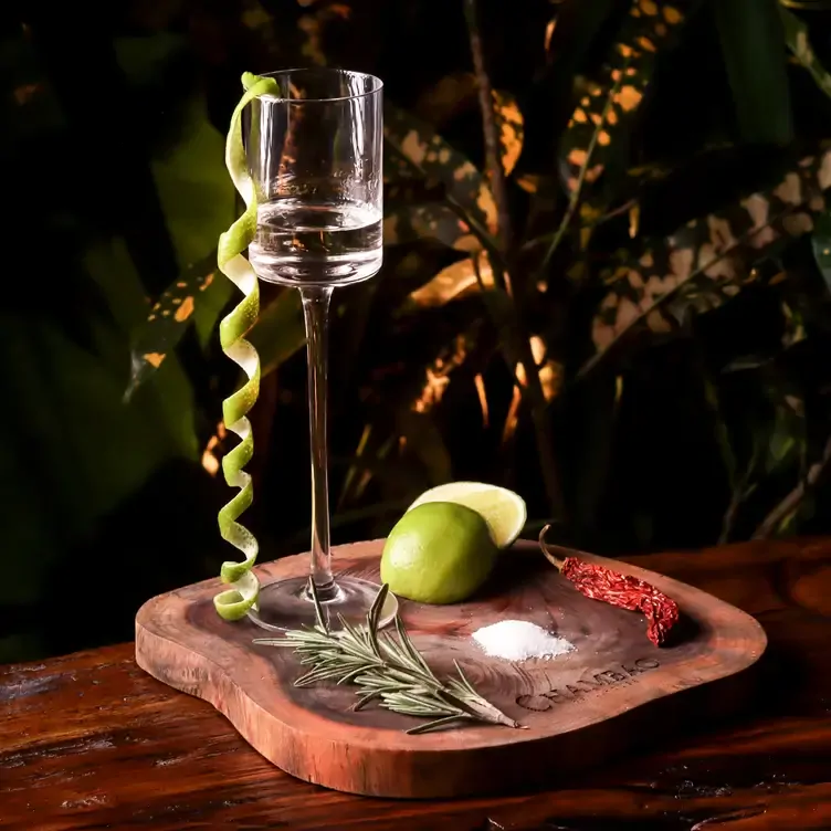 Con su respectivo limón, sal y chile, un tequila siempre viene bien después de cualquier delicia gastronómica en Chambao Cancún.