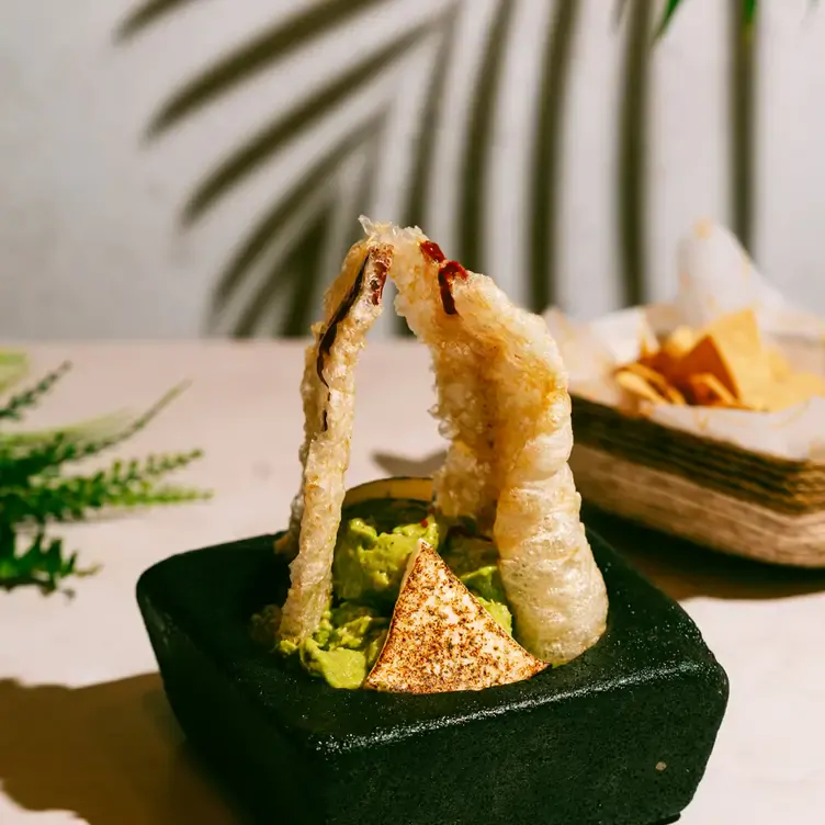 Marinadas en salsa ponzu y acompañadas de guacamole casero, las tempura tuna bites destacan entre las entradas de Fred’s, uno de los mejores restaurantes en Cancún.