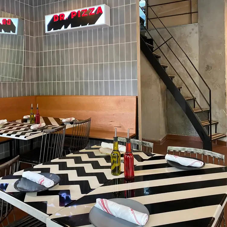 Su sencilla arquitectura y el diseño de interiores retro crean un ambiente acogedor en Dr. Pizza, uno de los mejores restaurantes de pizza en CDMX.