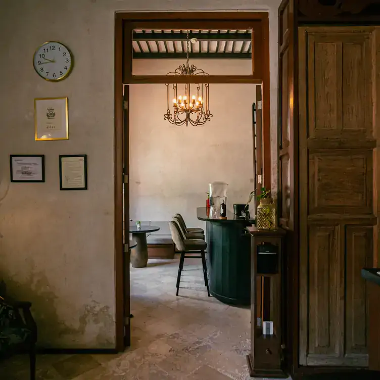 Vista al interior de Chooj Galería Gastronómica en una vieja casona, decorada con detalles vintage.