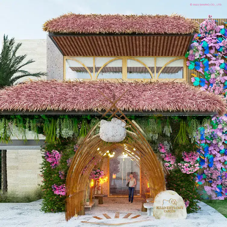 Vista al exterior del Hello Kitty Café – Cancún, que se distingue por sus toques de color rosa combinados con un diseño tropical.