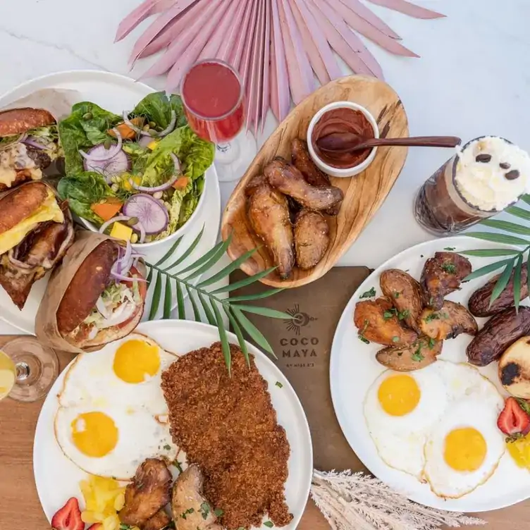 Tres platillos y bebidas de la carta de brunch en Coco Maya.