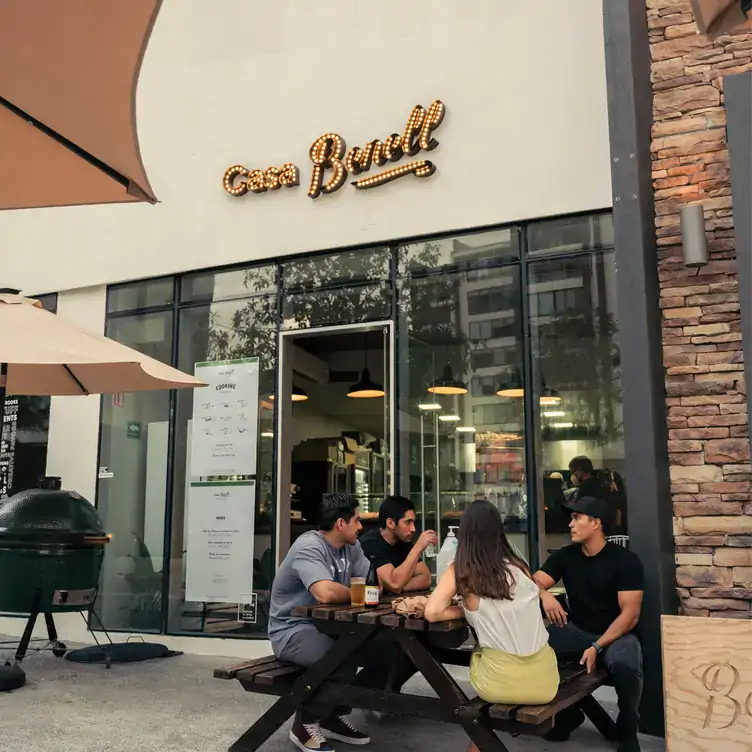 La casual terraza de Casa Benell, uno de los mejores restaurantes para brunch en Monterrey