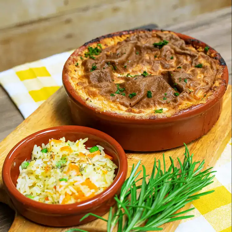 Un platillo inspirado en la cocina caribeña que forma parte de la identidad de Coco Maya, uno de los mejores restaurantes para desayunar en Tijuana.