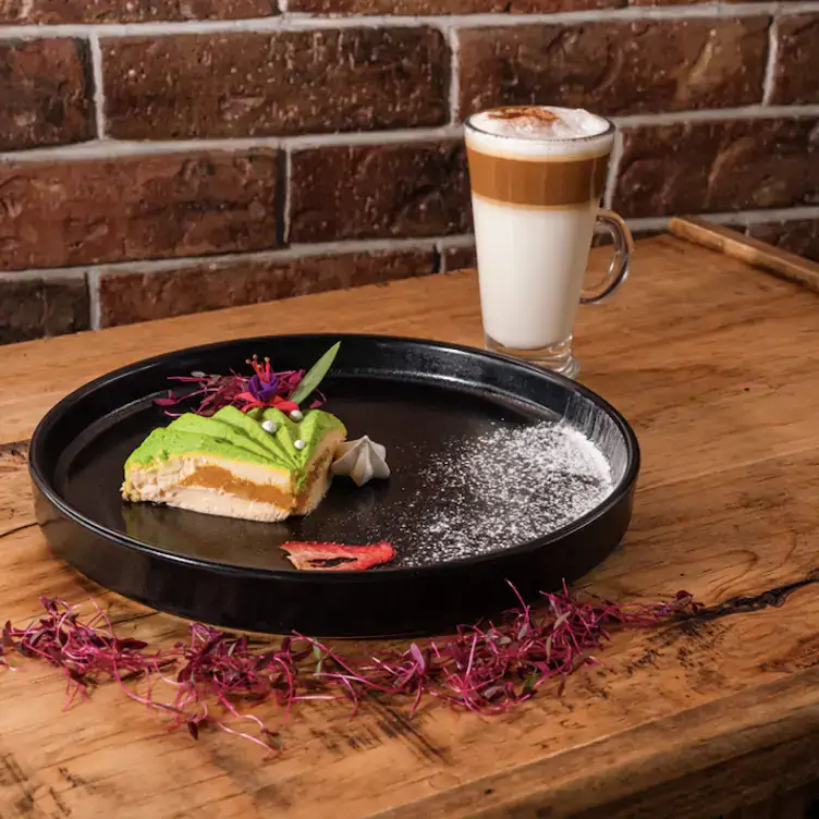 Postre del día junto a un frappuchino clásico en Restaurante Donato, uno de los mejores lugares para desayunar en Querétaro