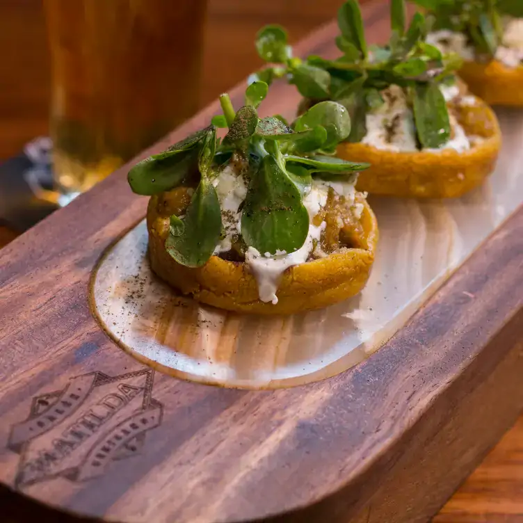 Una tabla con sopes con crema y verdura en Matilda Salón Mexicano, de los mejores restaurantes para el brunch en Mérida.