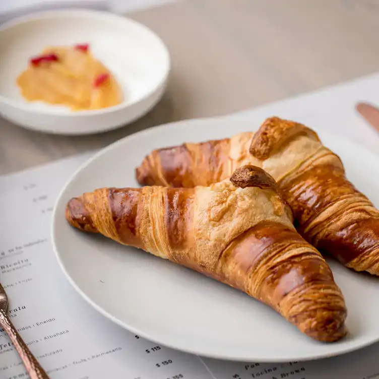 Dos croissants perfectamente tostados en Georgina Restaurante, uno de los mejores restaurantes para desayunar en Tijuana.