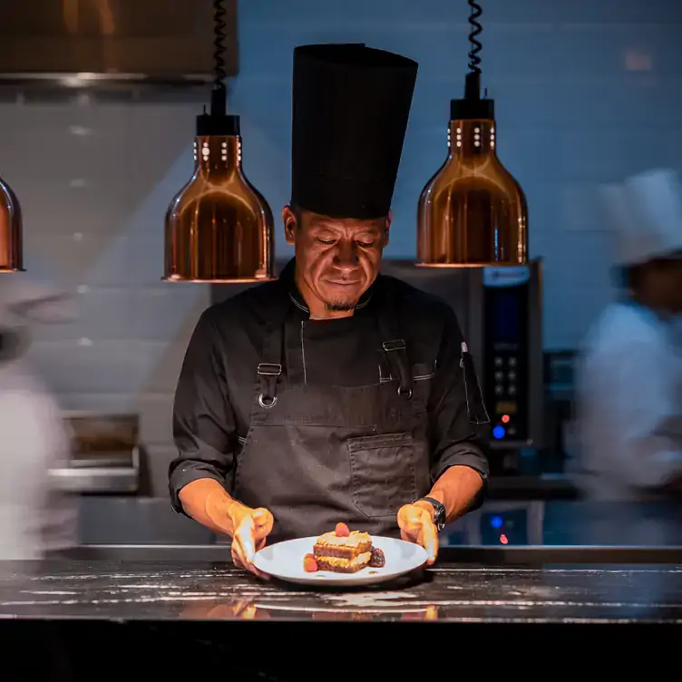 El chef Gabriel Ramos es parte del equipo culinario en La Terrace by Cantón, uno de los mejores restaurantes para desayunar en Puebla.