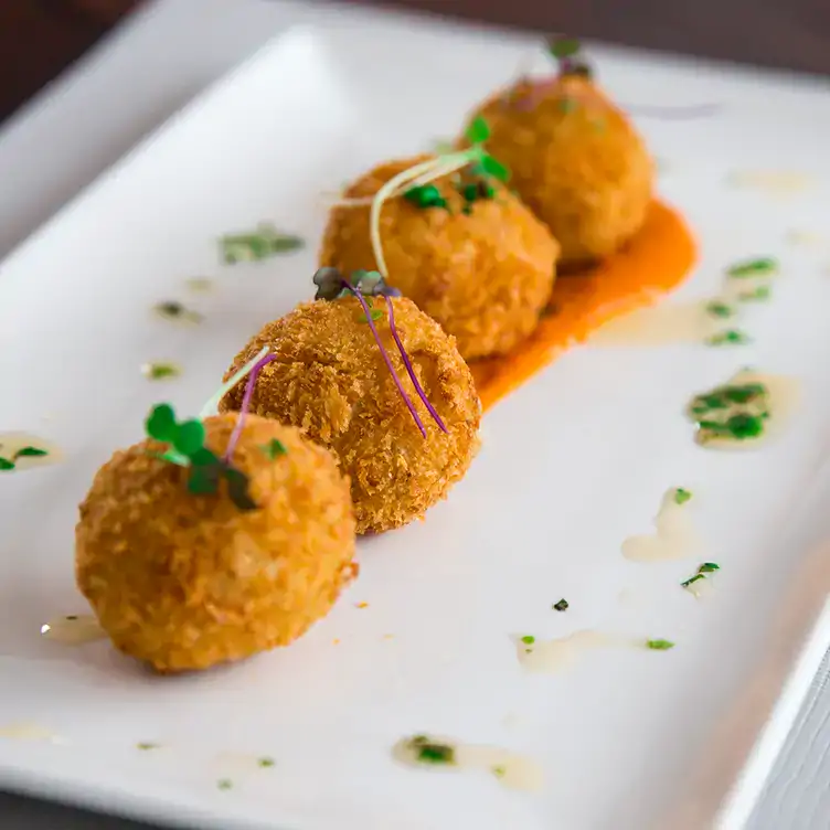 Croquetas caseras de textura crujiente que cautivan desde el primer bocado en Rio Quintana, uno de los mejores lugares para desayunar en Querétaro