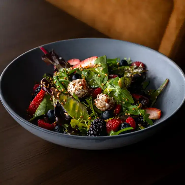 Ensalada de frutos rojos aderezada con vinagreta de maracuyá, ajonjolí y bolitas de queso crema y nuez en Sabinos, uno de los mejores restaurantes para desayunar en Puebla.