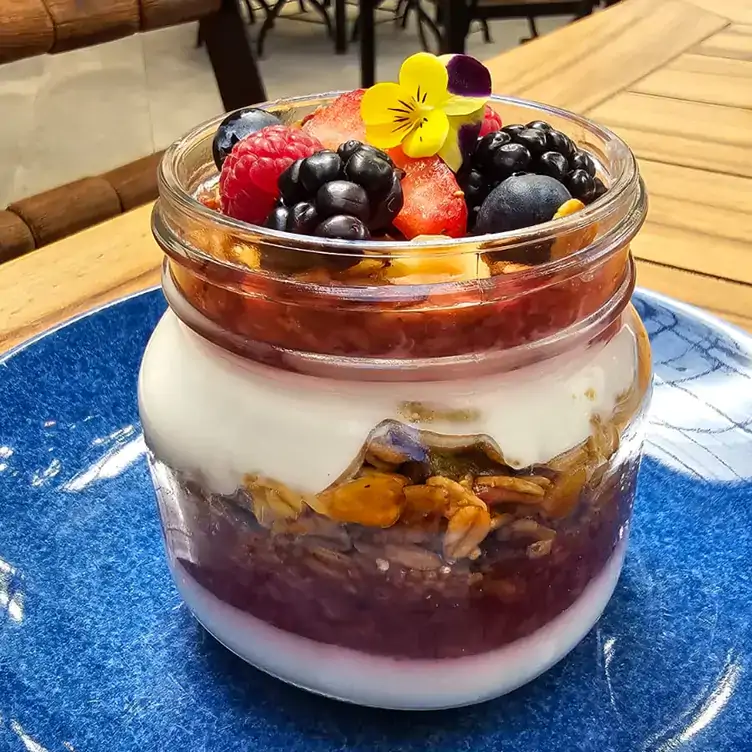 Tarro de yogurt con capas de fruta y granola en Terraza Prissa, uno de los mejores restaurantes para desayunar en Puebla.