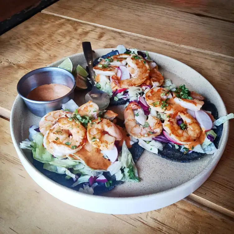 Tres tacos de maíz azul con camarones a la plancha y aderezo de chipotle en Maíz Criollo, uno de los mejores restaurantes para desayunar en Puebla