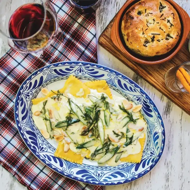 Unos ravioli de cangrejo al azafrán en Bruno Cucina, uno de los mejores brunch en Querétaro