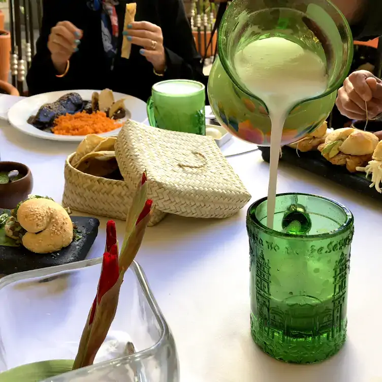 Tradicional pulque poblano en El Mural de los Poblanos, uno de los mejores restaurantes para desayunar en Puebla.