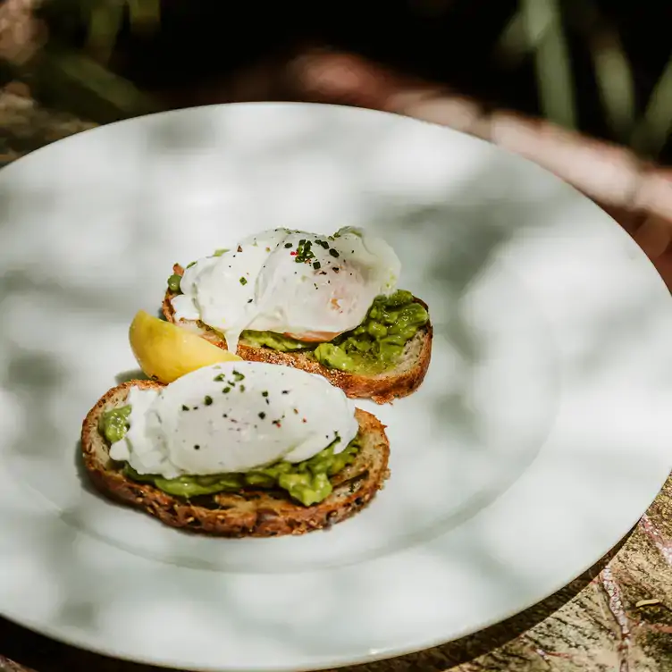 El avocado toast con huevo pochado que destaca entre las opciones saludables en el menú matutino de Hacienda Laborcilla, uno de los mejores brunch en Querétaro