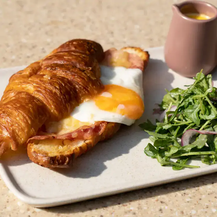 Croque madame relleno de huevo, jamón de pavo y queso gouda en Tierra X OUM, uno de los mejores restaurantes para desayunar en Monterrey