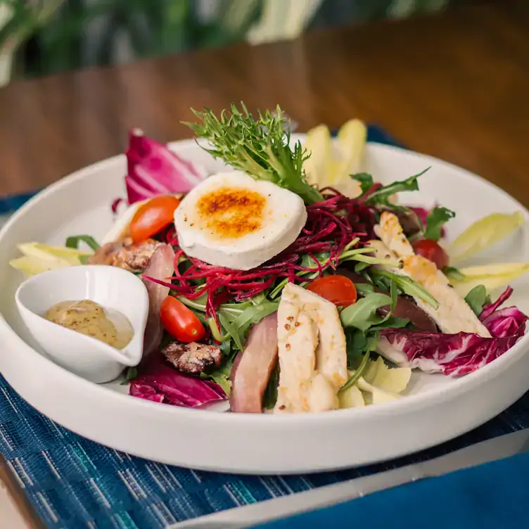 Una ensalada con queso de cabra en Luma Taverna del Mar