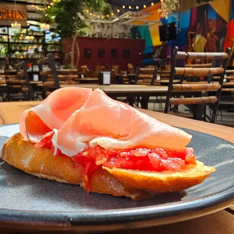 Rebanada de pan crujiente con jitomate picado y jamón serrano en Terraza Prissa, uno de los mejores restaurantes para desayunar en Puebla.