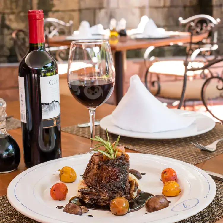 Filete de res con una copa de vino en Restaurante Emilia, uno de los mejores restaurantes para desayunar en Querétaro