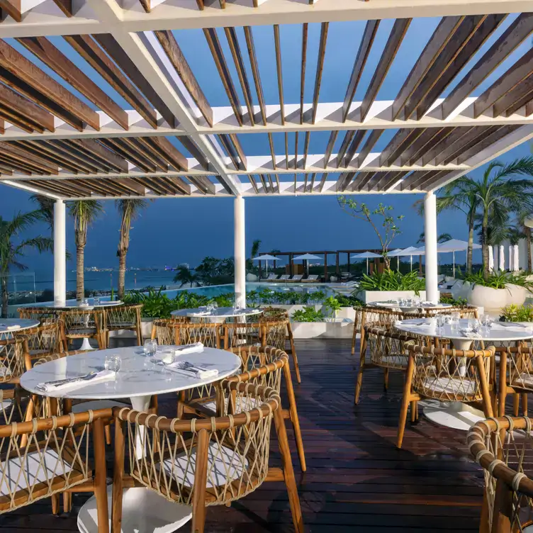 Terraza con vista al mar en Leynia, uno de los mejores restaurantes para el brunch en Cancún.