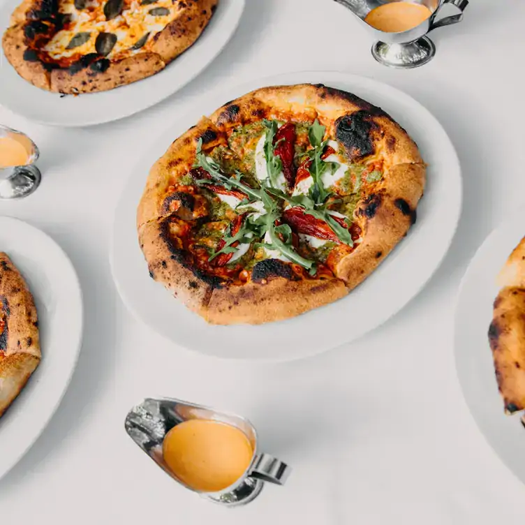 La pizza de burrata y pesto de Hacienda Laborcilla, uno de los mejores brunch en Querétaro