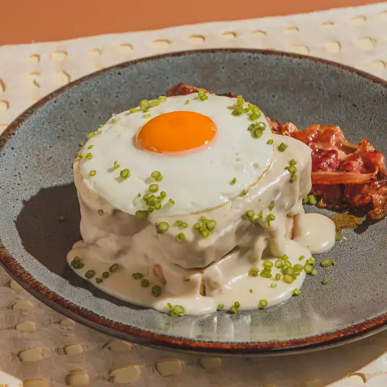 Croque-madame con huevo estrellado y una mezcla de quesos en Loona Restaurante, uno de los mejores restaurantes para desayunar en Tijuana.