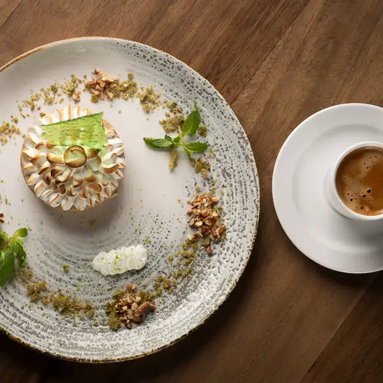 Merengue de limón, acompañado de una taza de café en Crab House Cancún, uno de los mejores restaurantes para desayunar en Cancún.