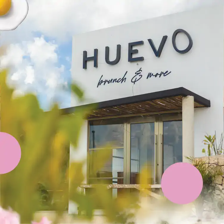 Vista exterior de HUEVO Brunch & more, uno de los mejores restaurantes para el brunch en Cancún.