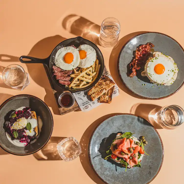 Cuatro platillos de la carta de desayunos de Loona Restaurante.