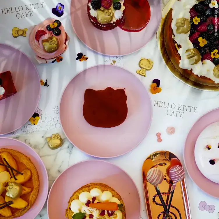 Una variada selección de postres que forman parte del menú en Hello Kitty Café - Cancún, uno de los mejores restaurantes para el brunch en Cancún.