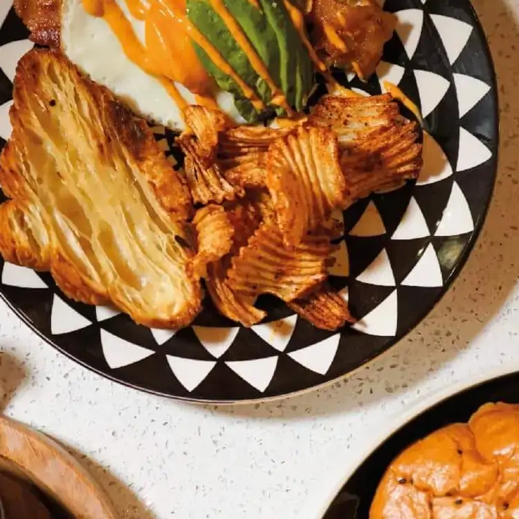 Platillo de huevo estrellado con tocino y papas crocantes en ANCOR RESTAURANT, uno de los mejores restaurantes para desayunar en Tijuana.