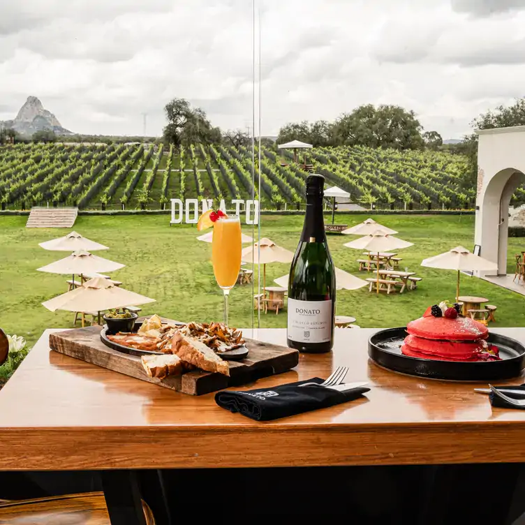 Una mimosa y una vista majestuosa a la Peña de Bernal en Restaurante Donato, uno de los mejores brunch en Querétaro