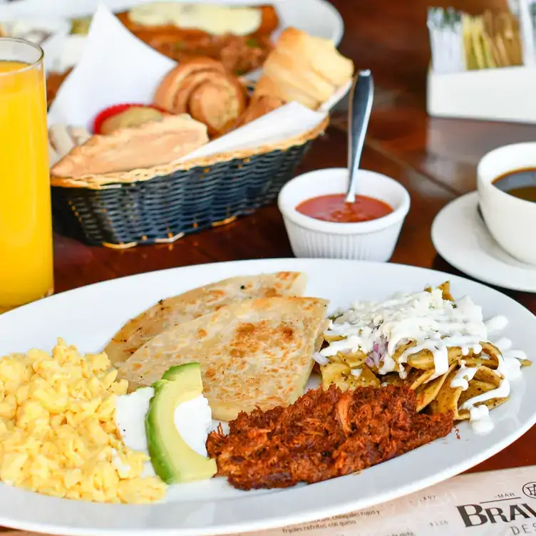 Un platillo con un poco de diversos alimentos de la cocina mexicana en Bravanza, de los mejores restaurantes para el brunch en Guadalajara.