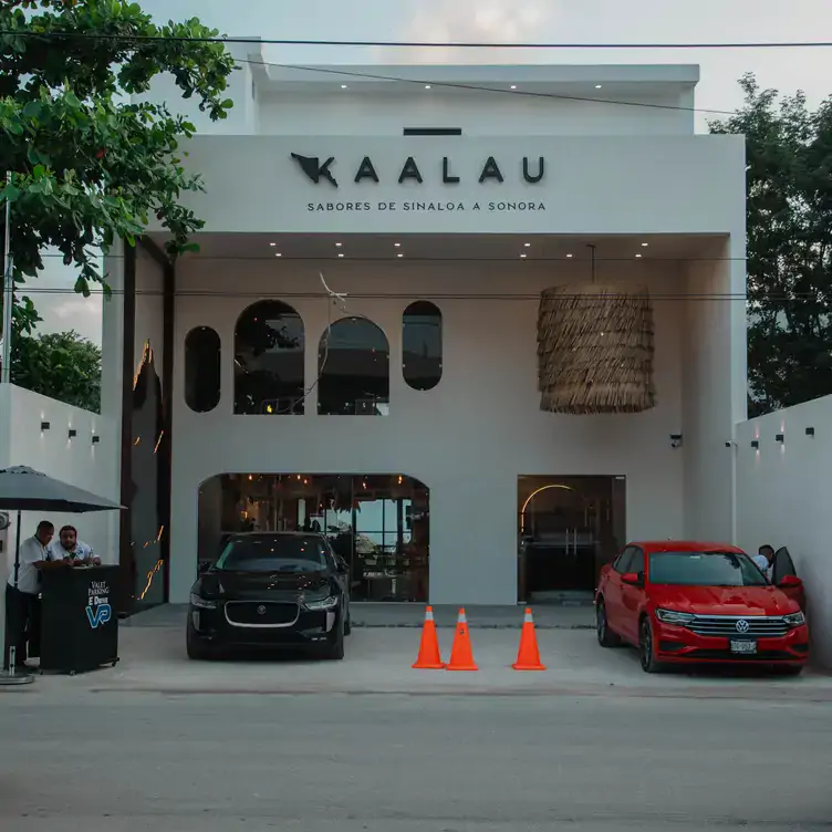 Vista exterior a las instalaciones de KAALAU, uno de los mejores restaurantes para desayunar en Cancún.