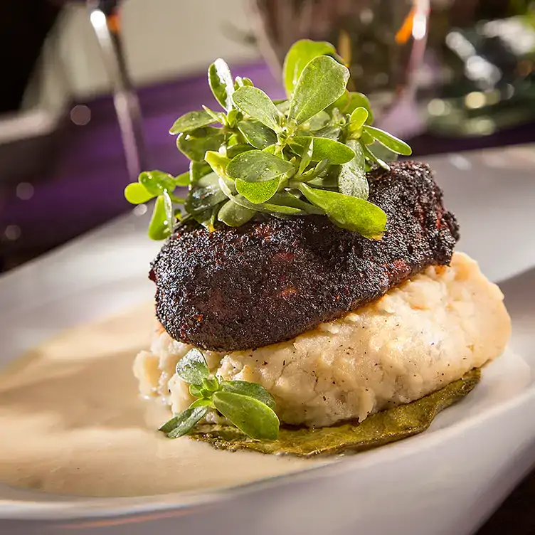 Medallón de res con verdolagas frescas sobre puré de papa y nopal asado en Ciudad Sagrada, uno de los mejores restaurantes para desayunar en Puebla.