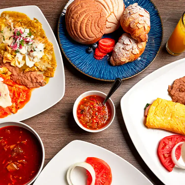 Brunch ideal con chilaquiles, omelettes y pan dulce en Los Fresnos, uno de los mejores lugares para desayunar en Monterrey