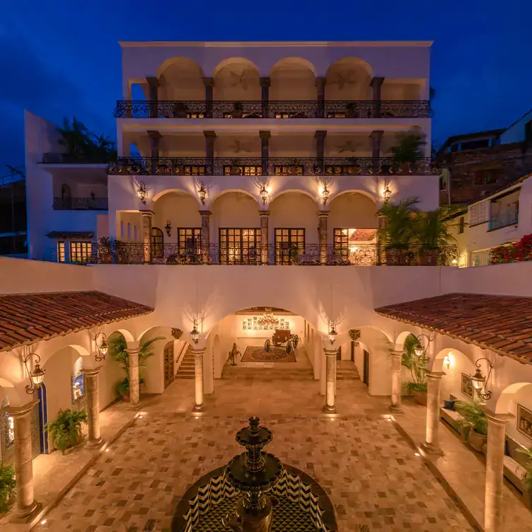 Vista al patio y al edificio blanco estilo colonial de The Iguana Restaurant & Tequila Bar, uno de los mejores restaurantes en Puerto Vallarta.