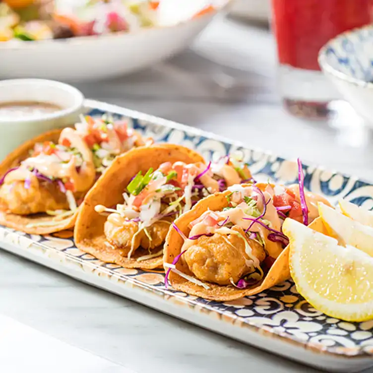 Tacos Ensenada preparados con col fresca, aderezo de mayonesa con chipotle y lobina fresca de Lorenza, uno de los mejores restaurantes en Tijuana