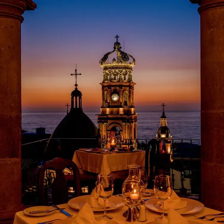 Vista hacia el templo y el mar en un crepúsculo en La Cappella, uno de los mejores restaurantes románticos de Puerto Vallarta.