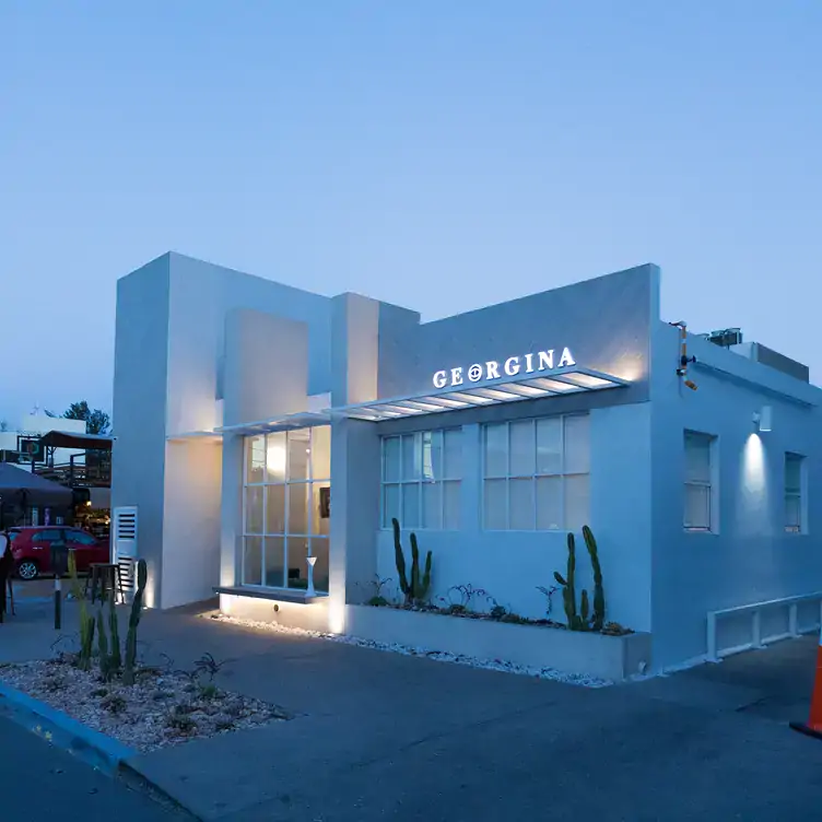 De un carácter clásico y moderno a la vez, su arquitectura es otro de los motivos que ubican a Georgina Restaurante como uno de los mejores restaurantes en Tijuana